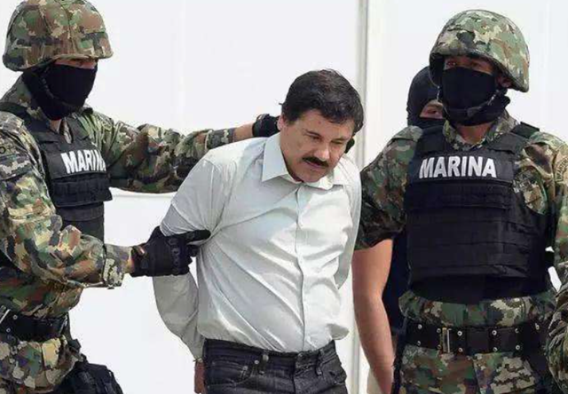 墨西哥毒枭残忍枪杀俘虏，还扔到市长门口示威